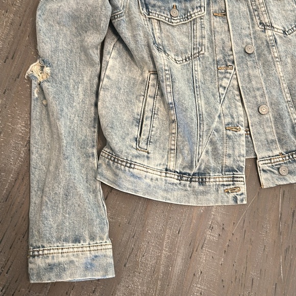 Free People NWT 🤩 Rare distressed Jean Jacket - Picture 2 of 7